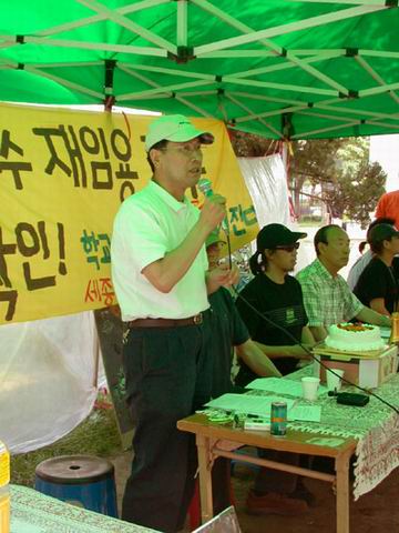 기자회견에서 그 동안의 경과보고를 하는 박춘노 '세종투위' 위원장 